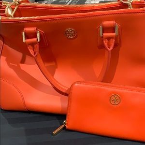 AUTHENTICTory Burch Robinson Tote&MATCHING WALLET!